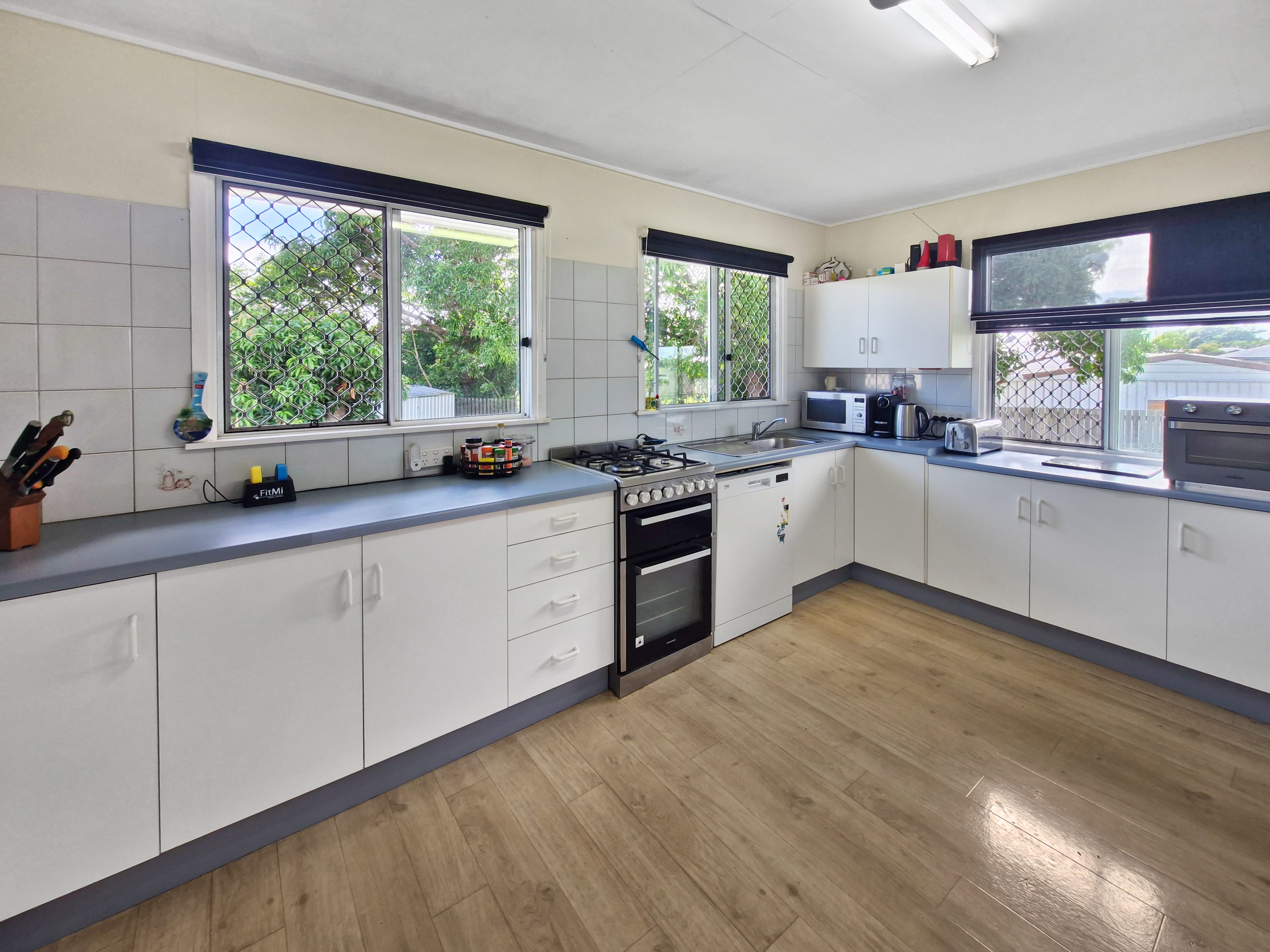 Coastal Living Meets Everyday Comfort – Steps from the Sand in Sought-After Queens Beach