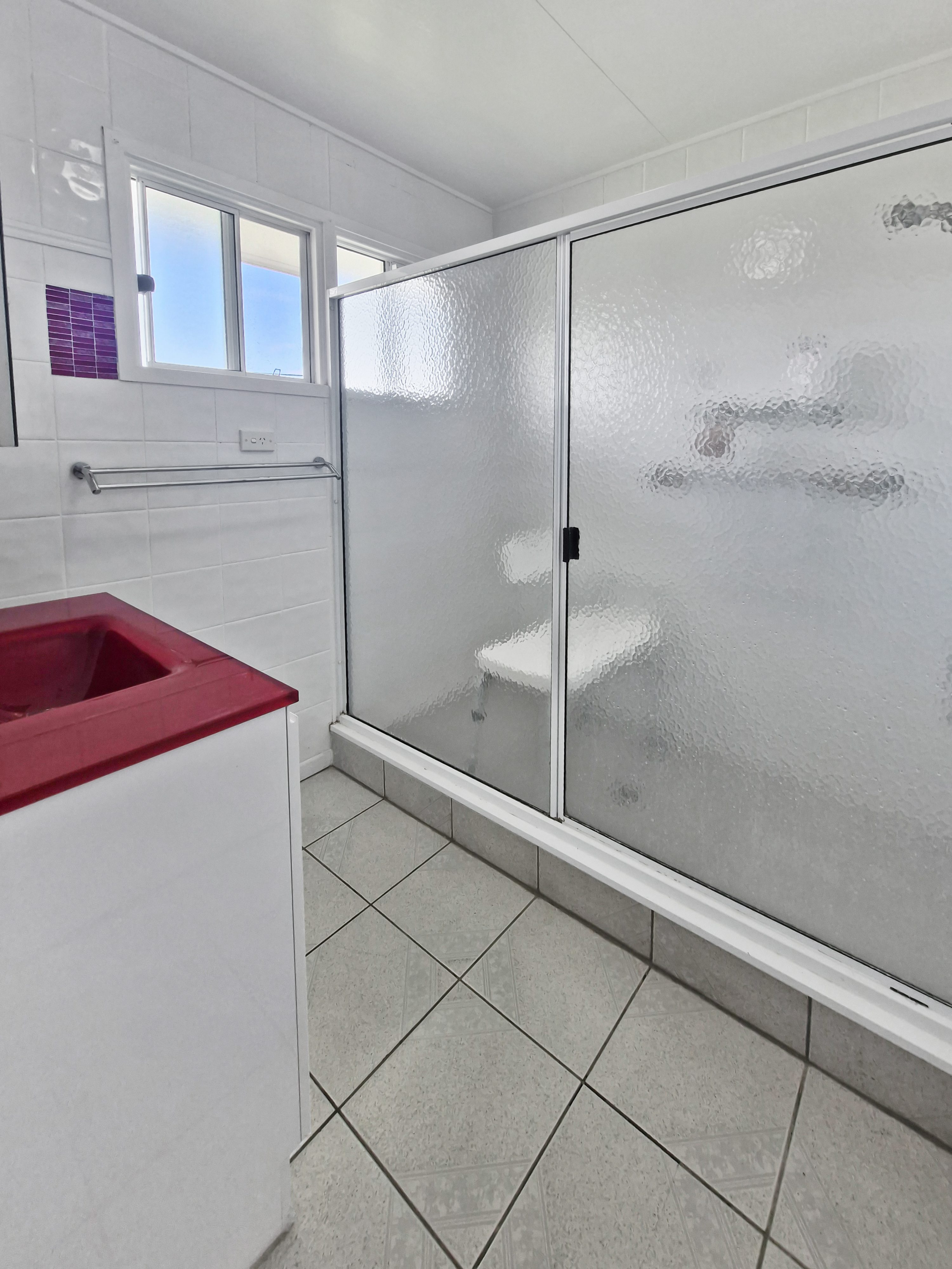 Coastal Living Meets Everyday Comfort – Steps from the Sand in Sought-After Queens Beach