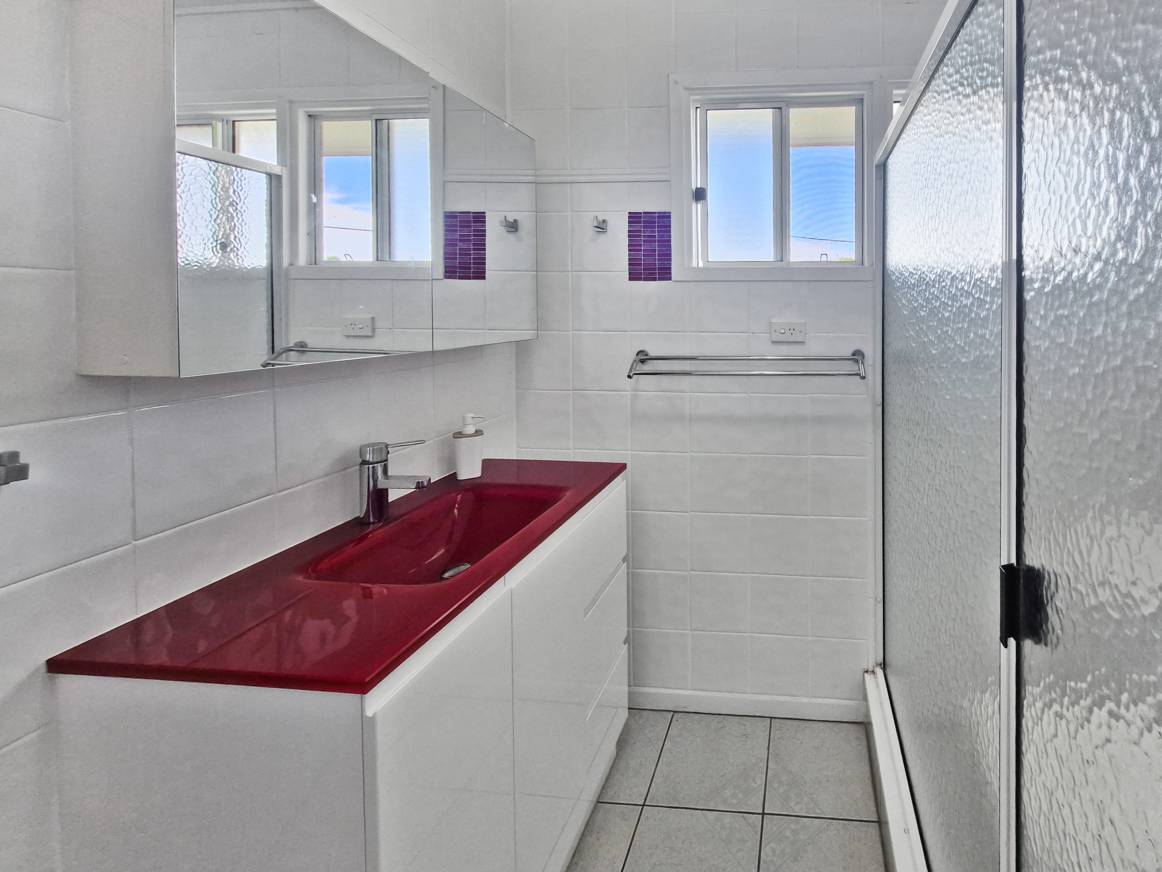 Coastal Living Meets Everyday Comfort – Steps from the Sand in Sought-After Queens Beach