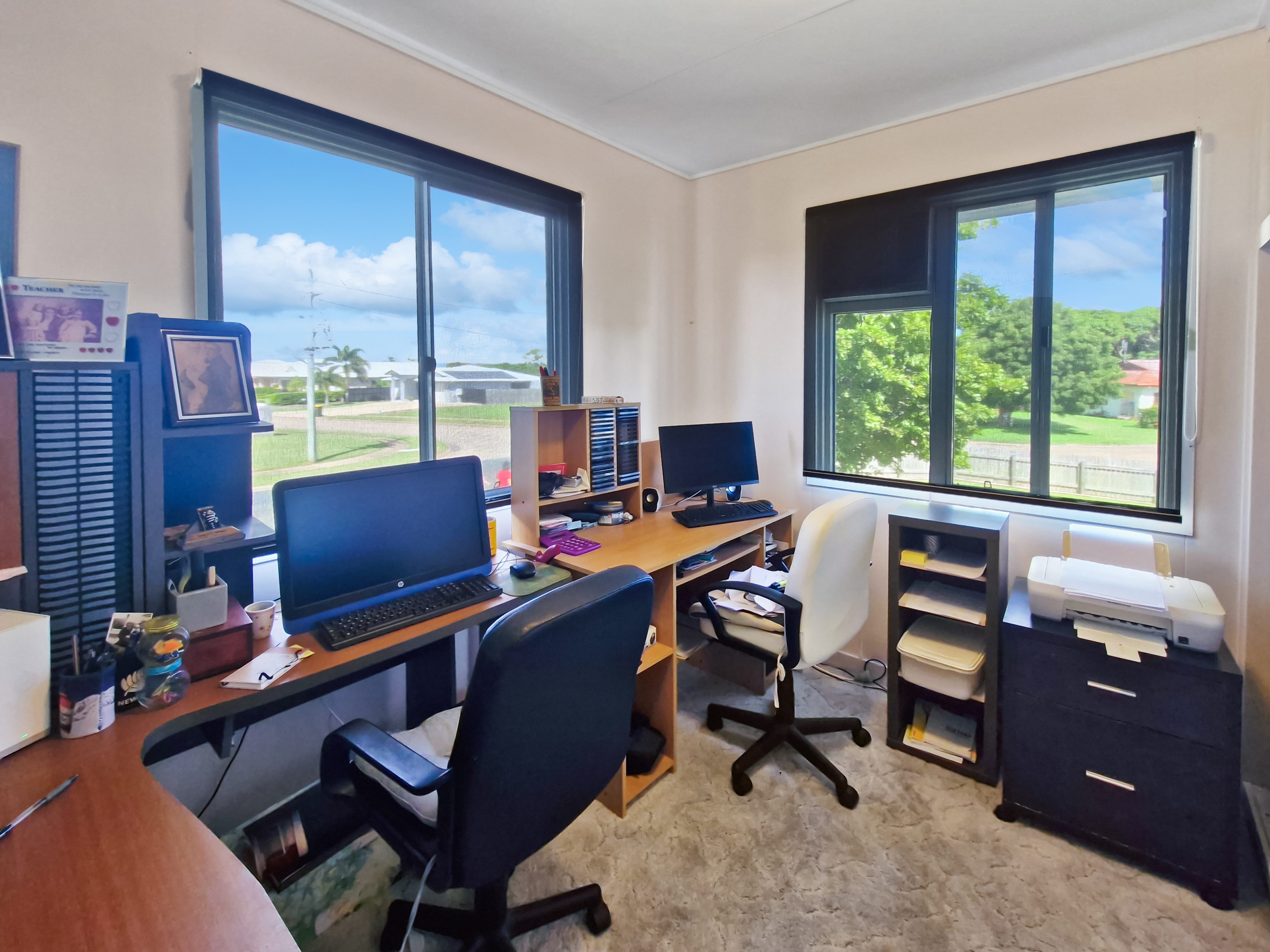 Coastal Living Meets Everyday Comfort – Steps from the Sand in Sought-After Queens Beach