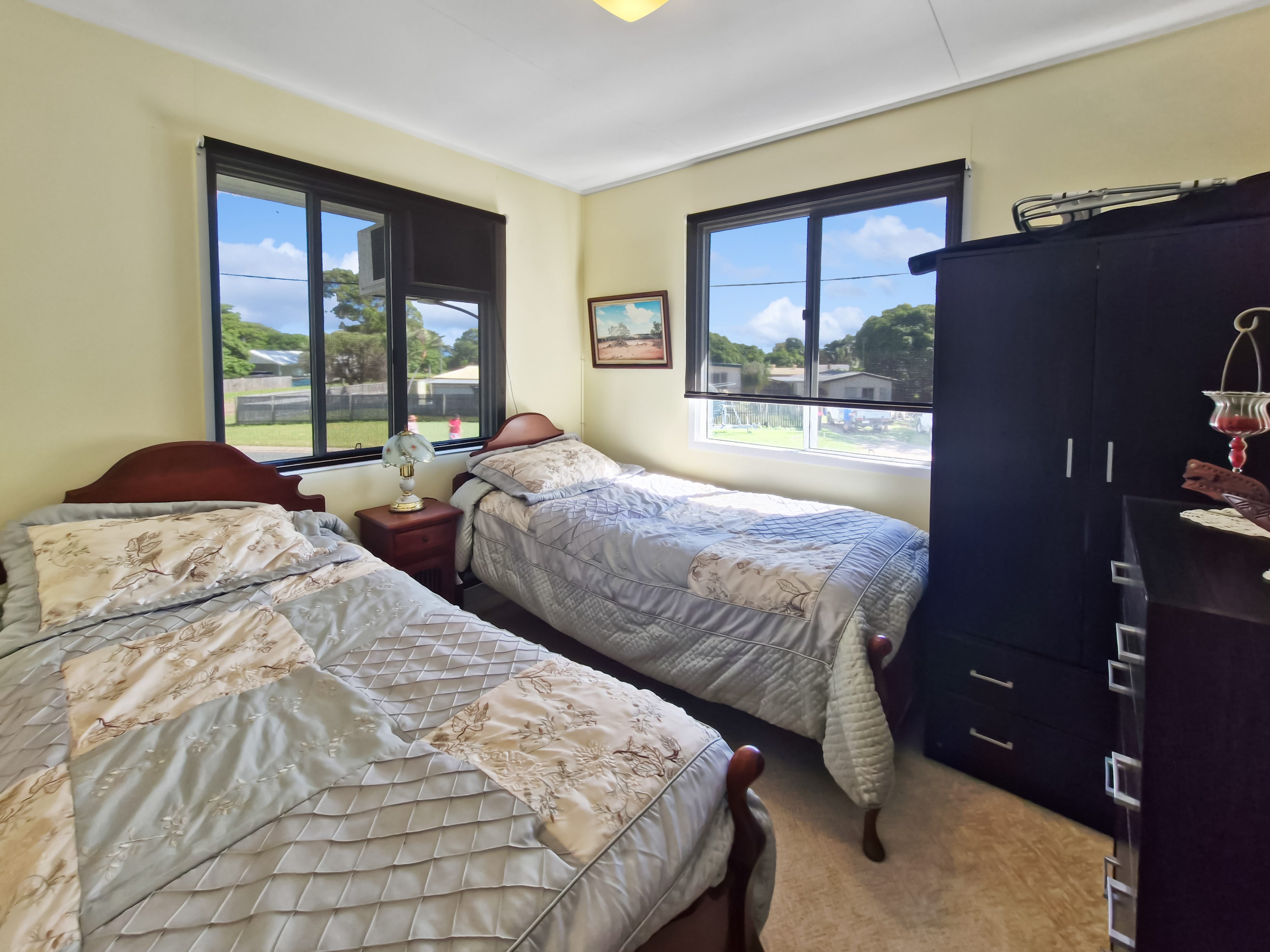 Coastal Living Meets Everyday Comfort – Steps from the Sand in Sought-After Queens Beach