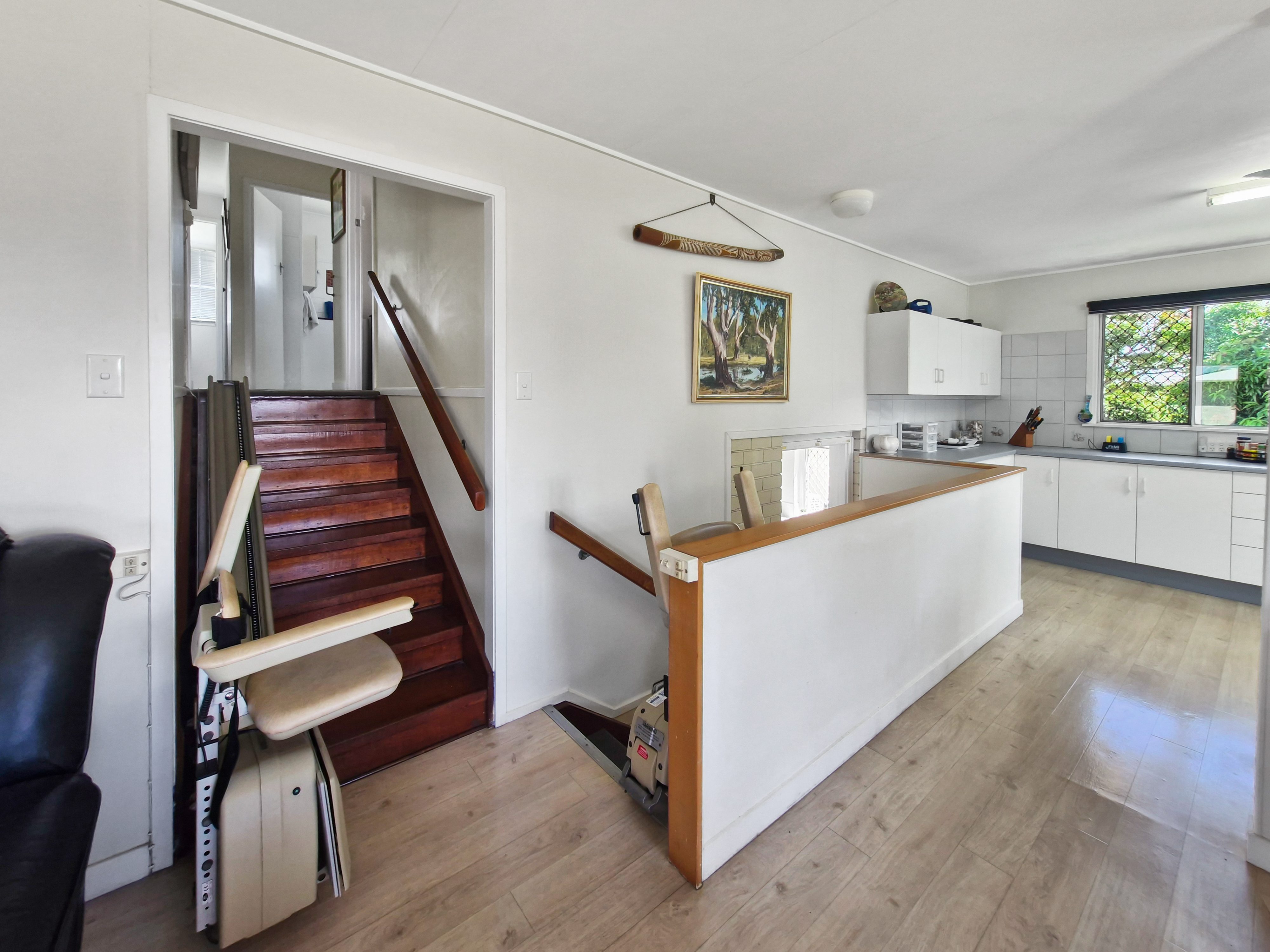 Coastal Living Meets Everyday Comfort – Steps from the Sand in Sought-After Queens Beach