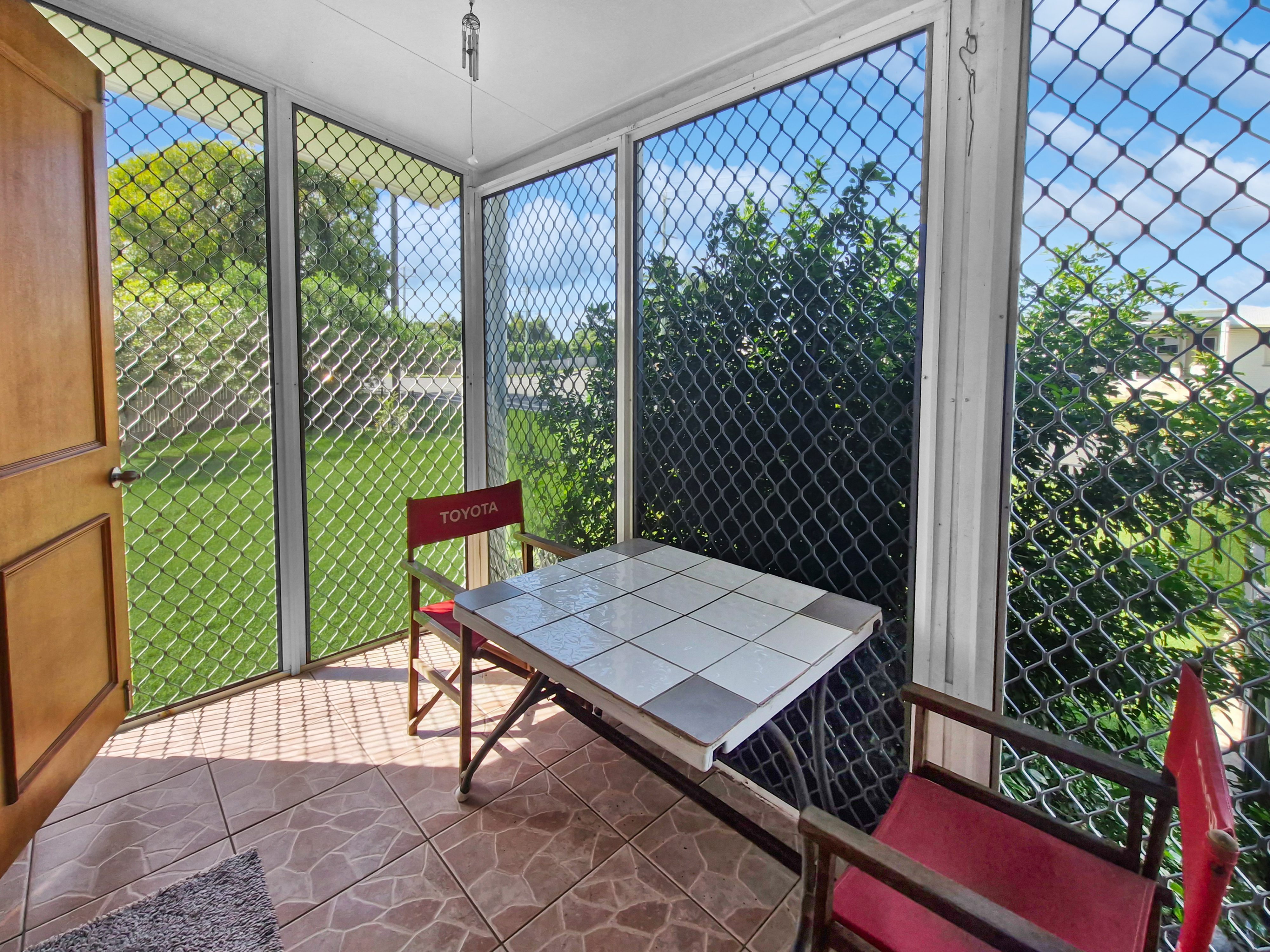 Coastal Living Meets Everyday Comfort – Steps from the Sand in Sought-After Queens Beach