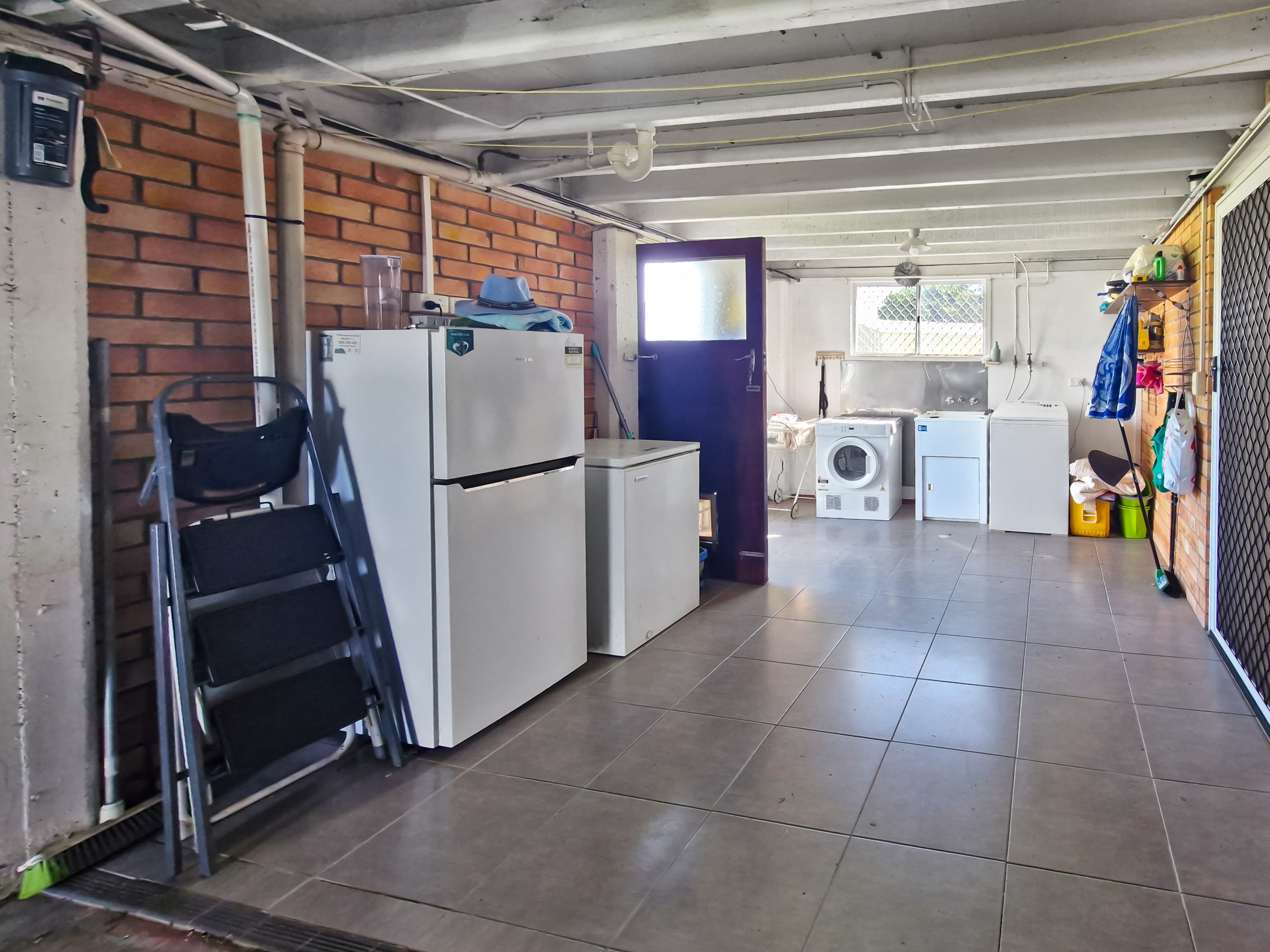 Coastal Living Meets Everyday Comfort – Steps from the Sand in Sought-After Queens Beach