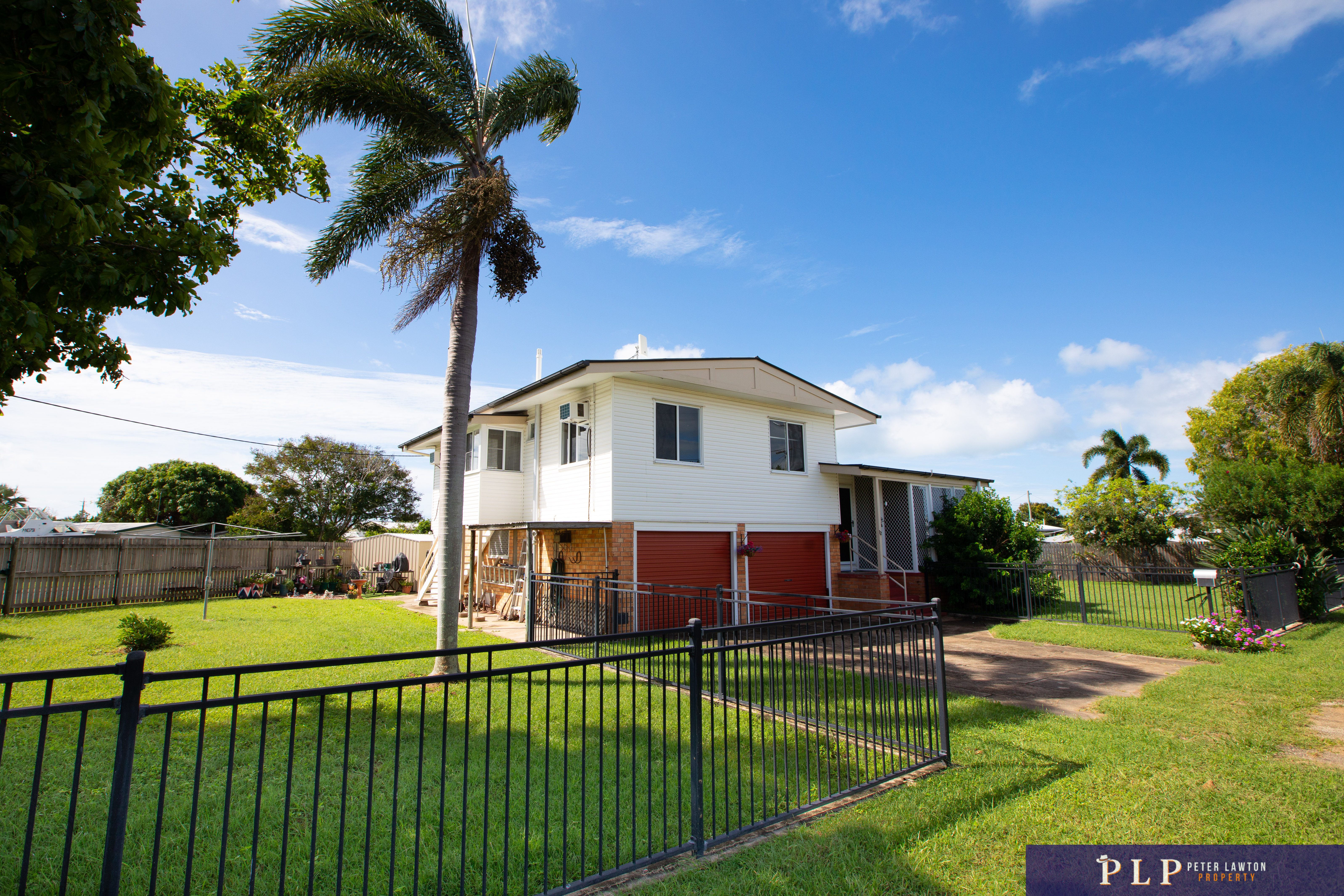 Coastal Living Meets Everyday Comfort – Steps from the Sand in Sought-After Queens Beach