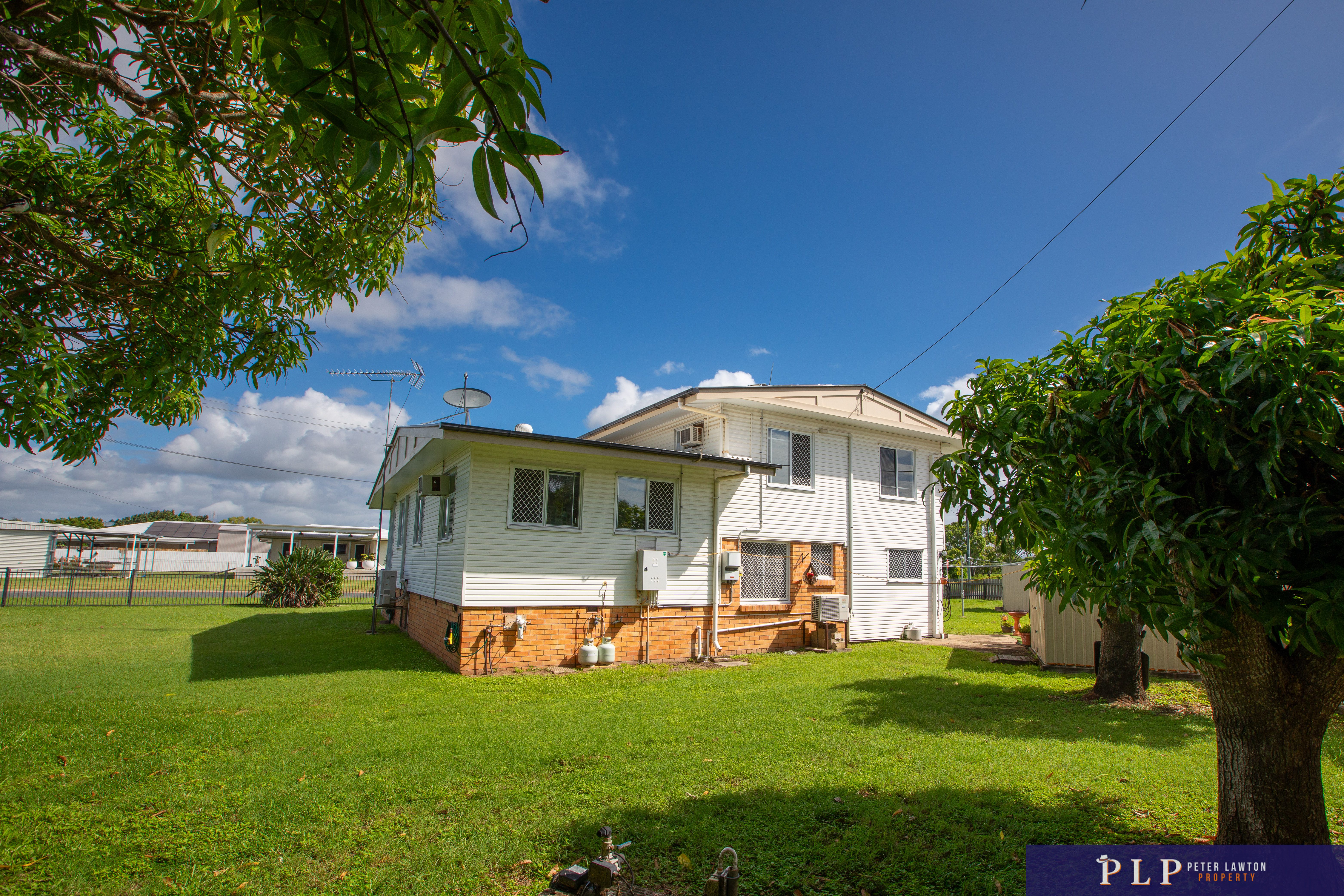 Coastal Living Meets Everyday Comfort – Steps from the Sand in Sought-After Queens Beach
