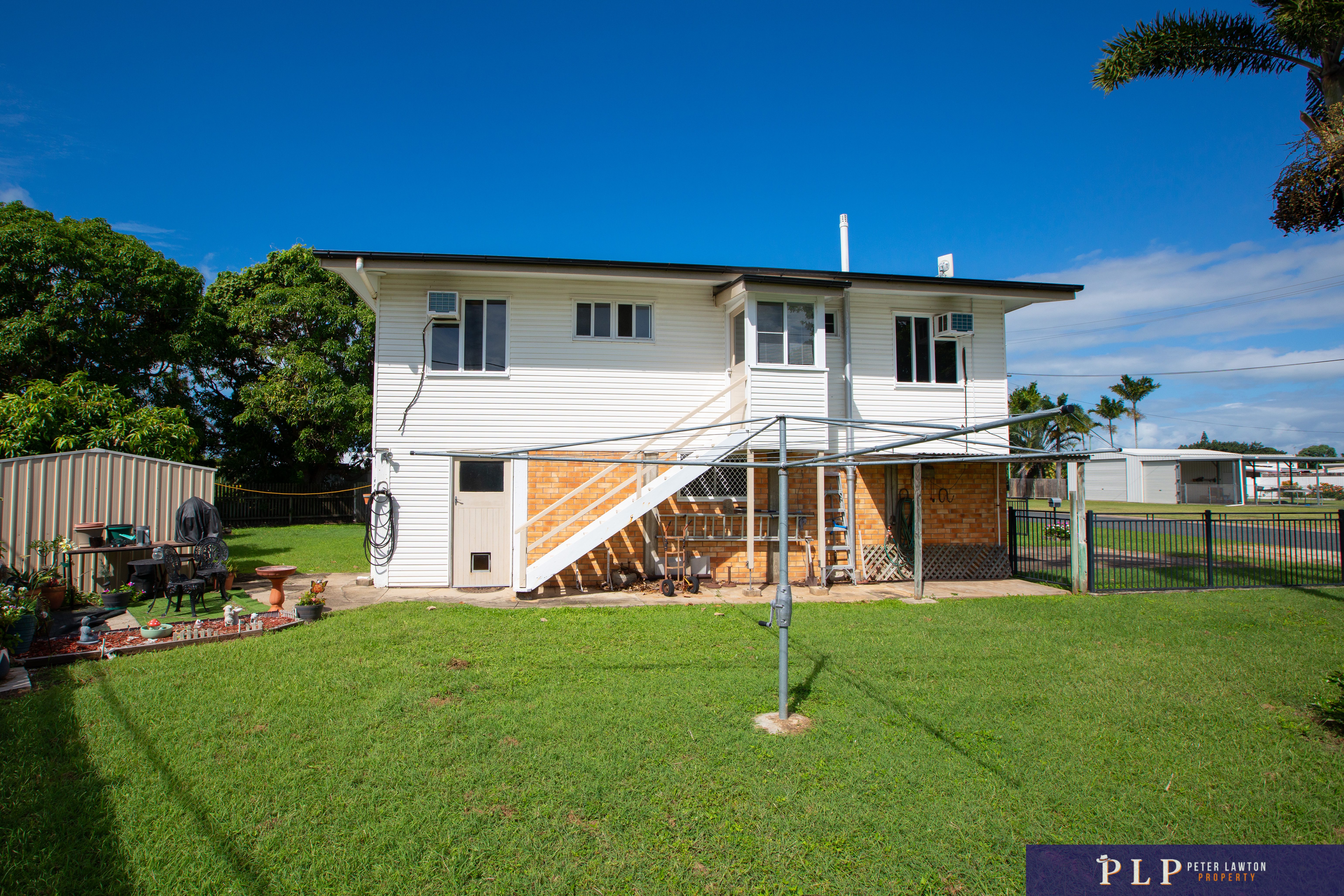 Coastal Living Meets Everyday Comfort – Steps from the Sand in Sought-After Queens Beach