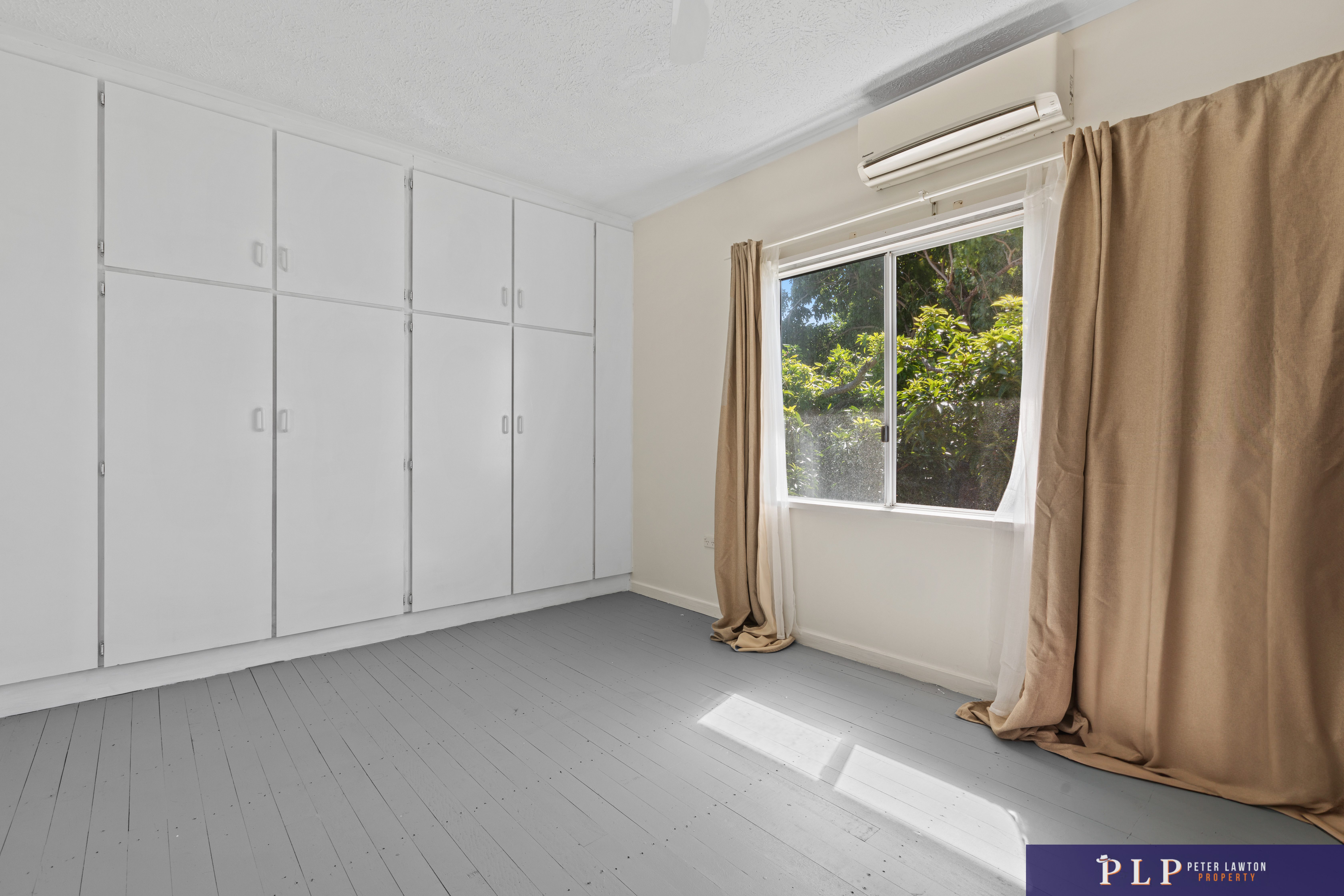 Endless Potential in a Spacious Family Home with Ocean Glimpses and Modern Touches