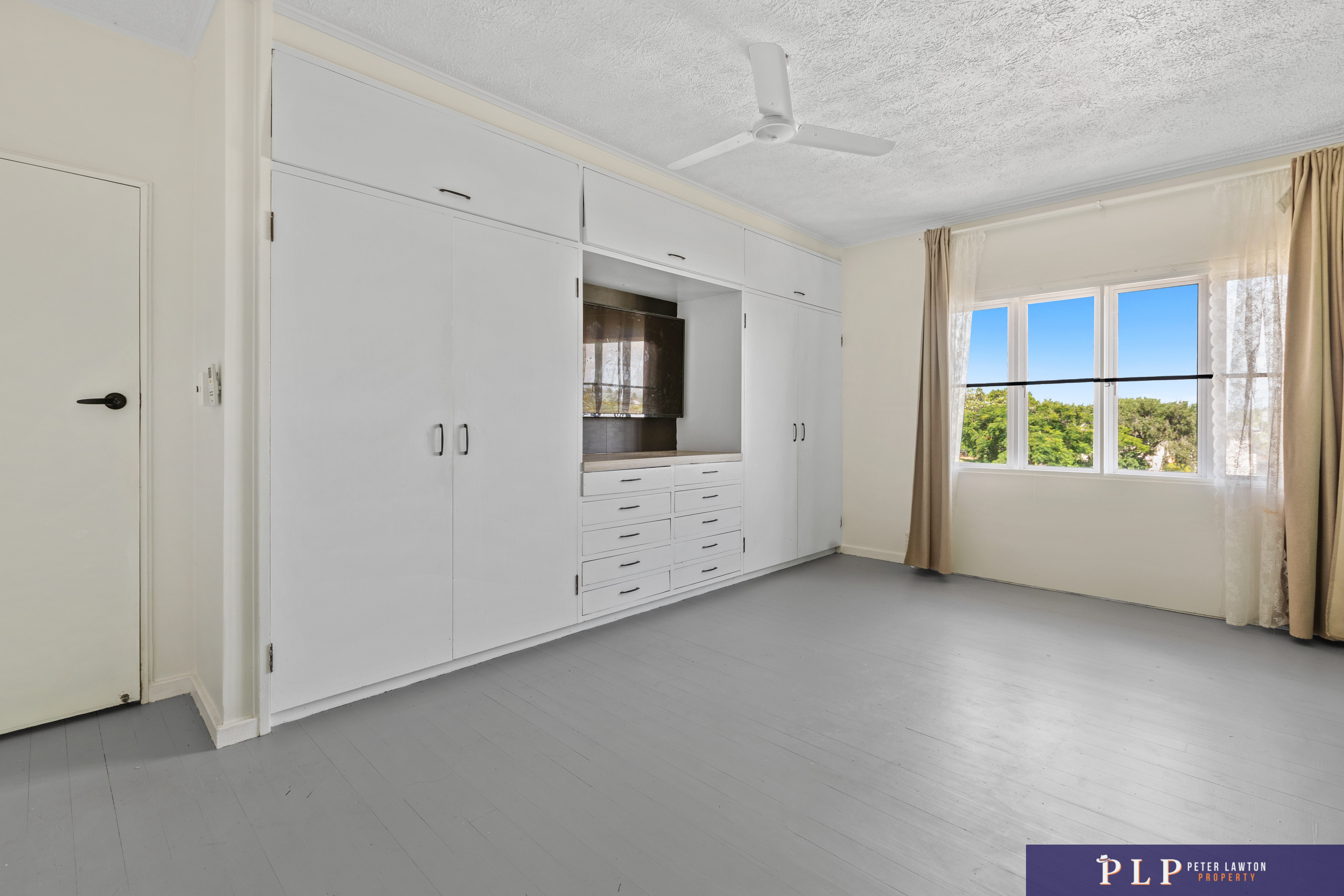 Endless Potential in a Spacious Family Home with Ocean Glimpses and Modern Touches