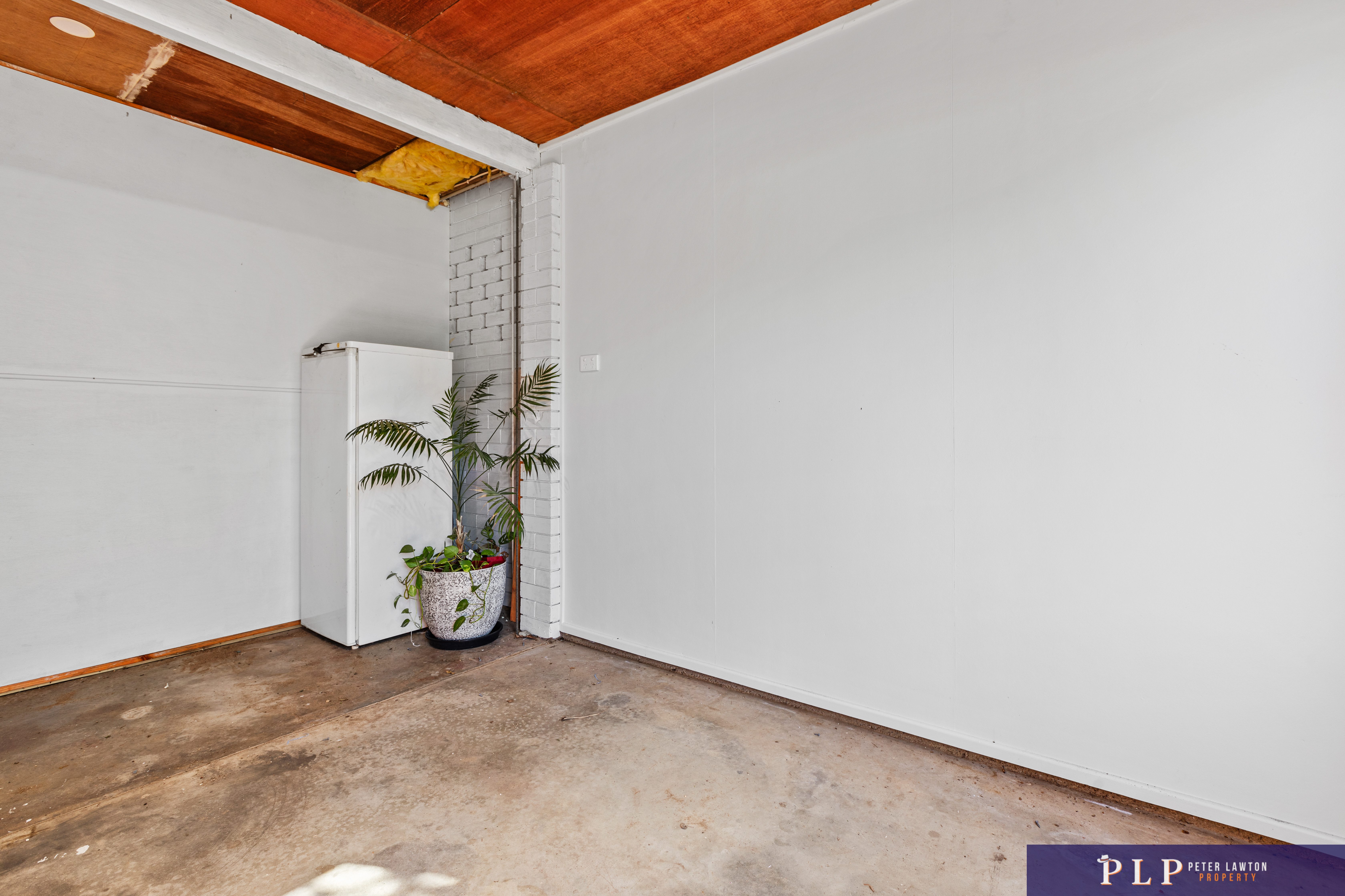 Endless Potential in a Spacious Family Home with Ocean Glimpses and Modern Touches