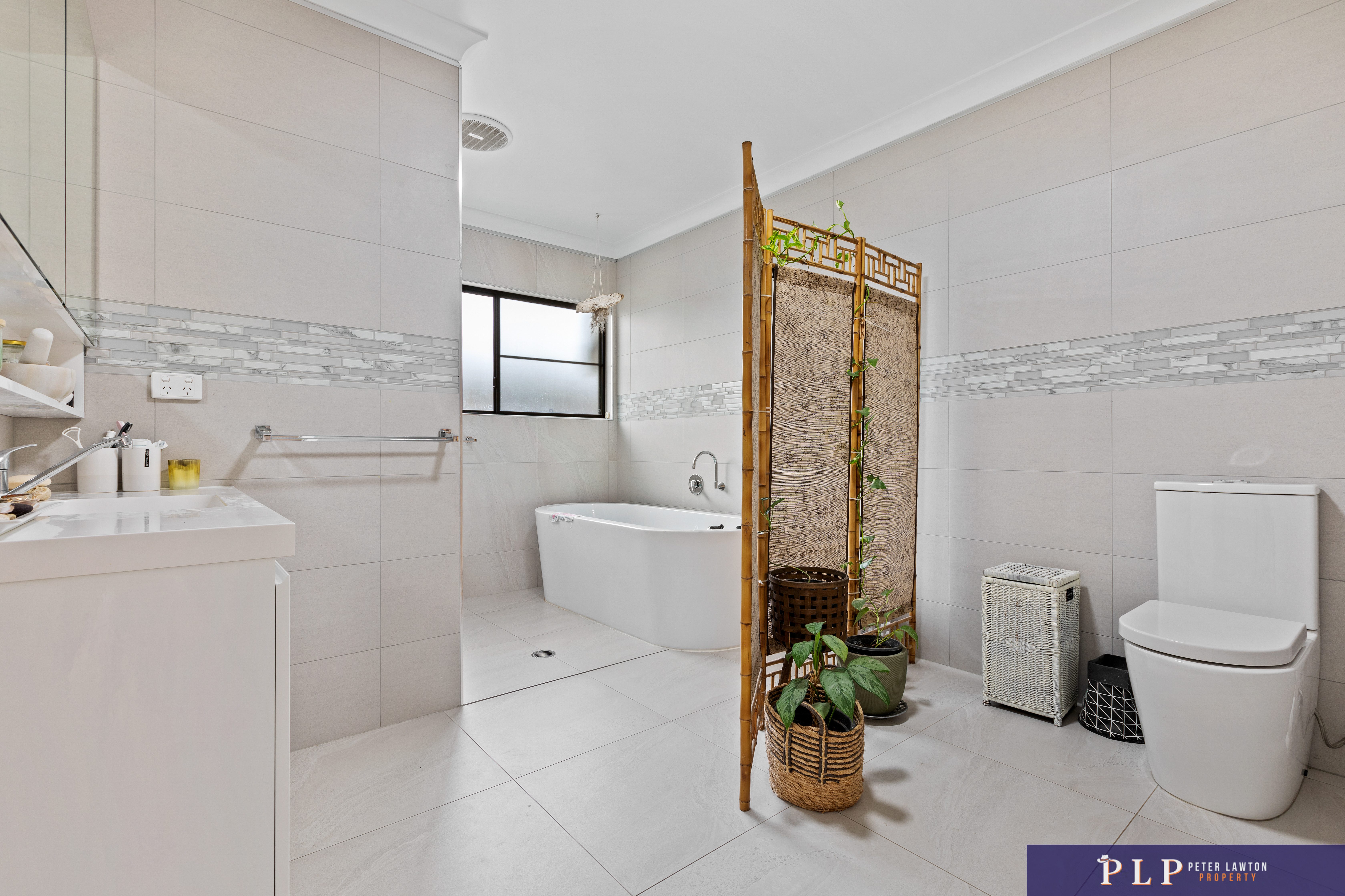 Stylish Living with Bushland Backdrop & Coastal Lifestyle