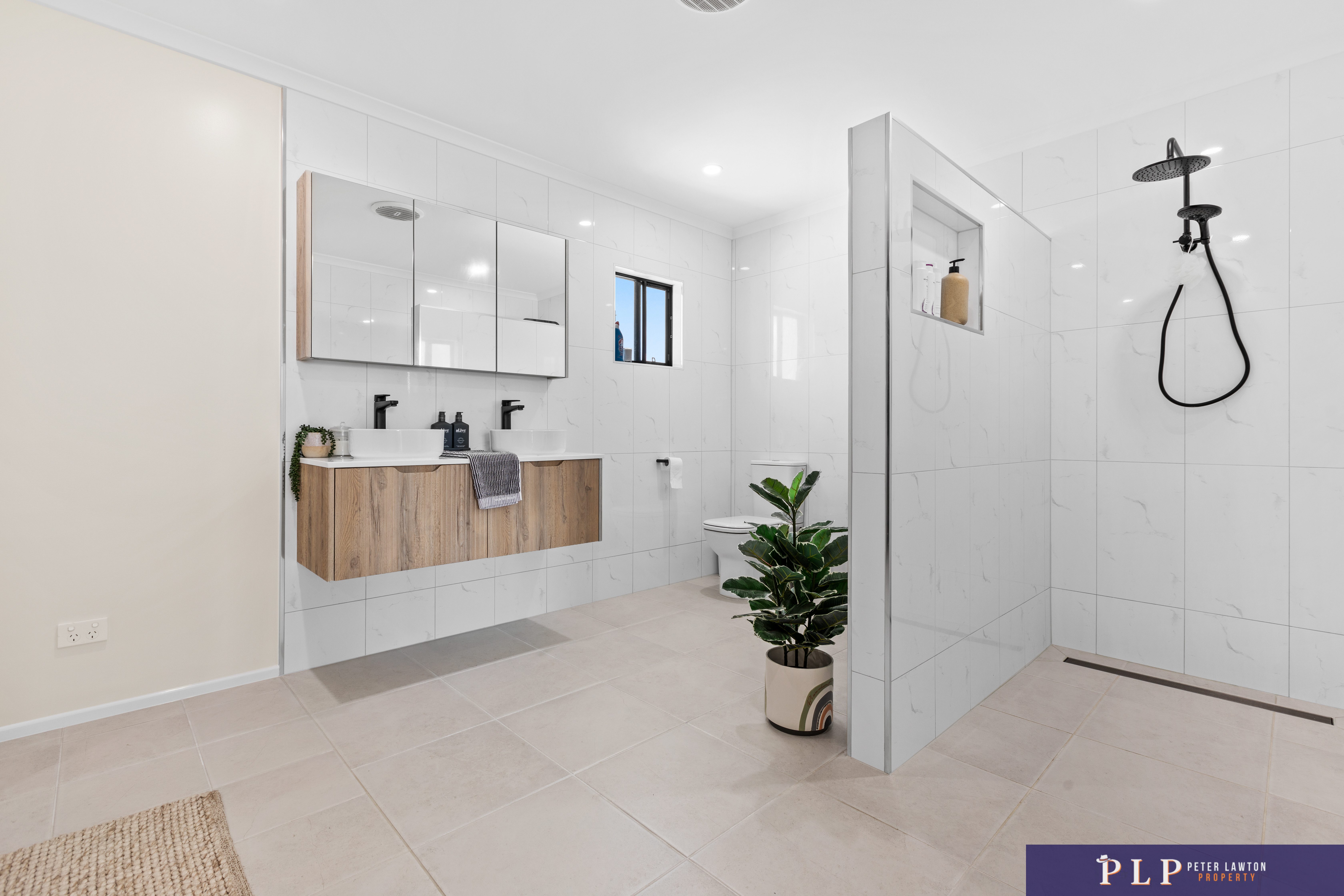 Beautifully Renovated 4 Bedroom Family Retreat in a Quiet, Central Location + Huge Shed!