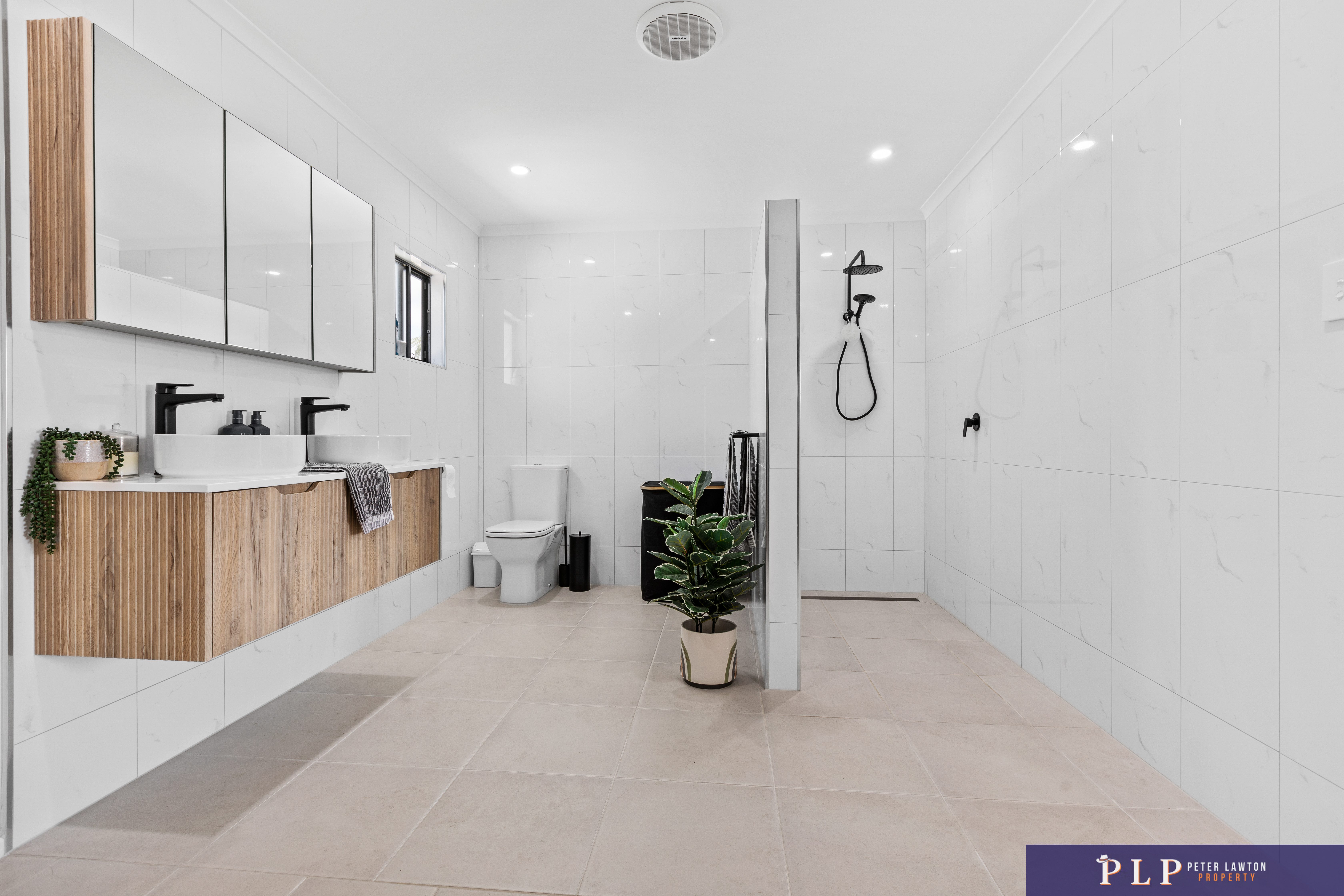 Beautifully Renovated 4 Bedroom Family Retreat in a Quiet, Central Location + Huge Shed!