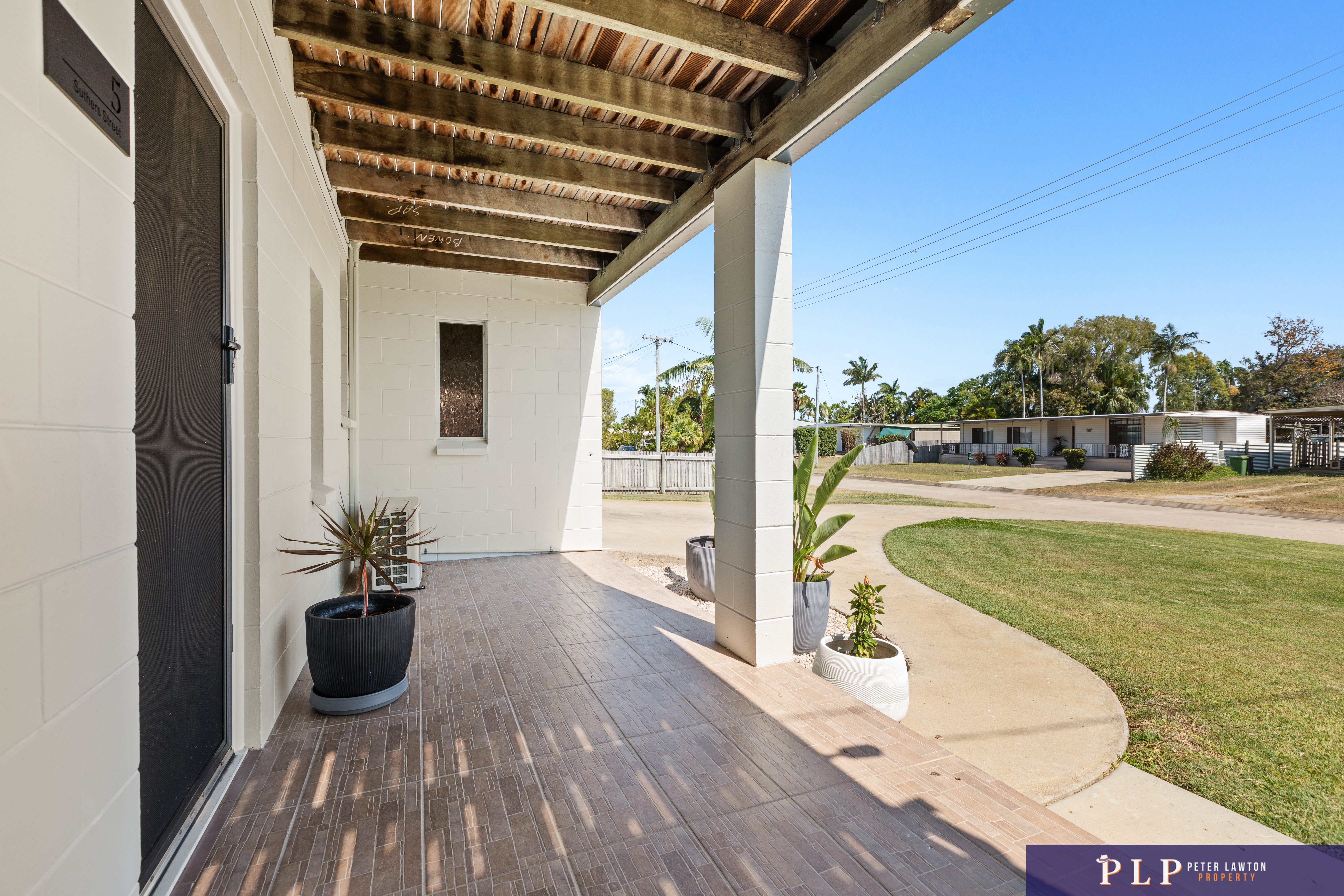 Beautifully Renovated 4 Bedroom Family Retreat in a Quiet, Central Location + Huge Shed!