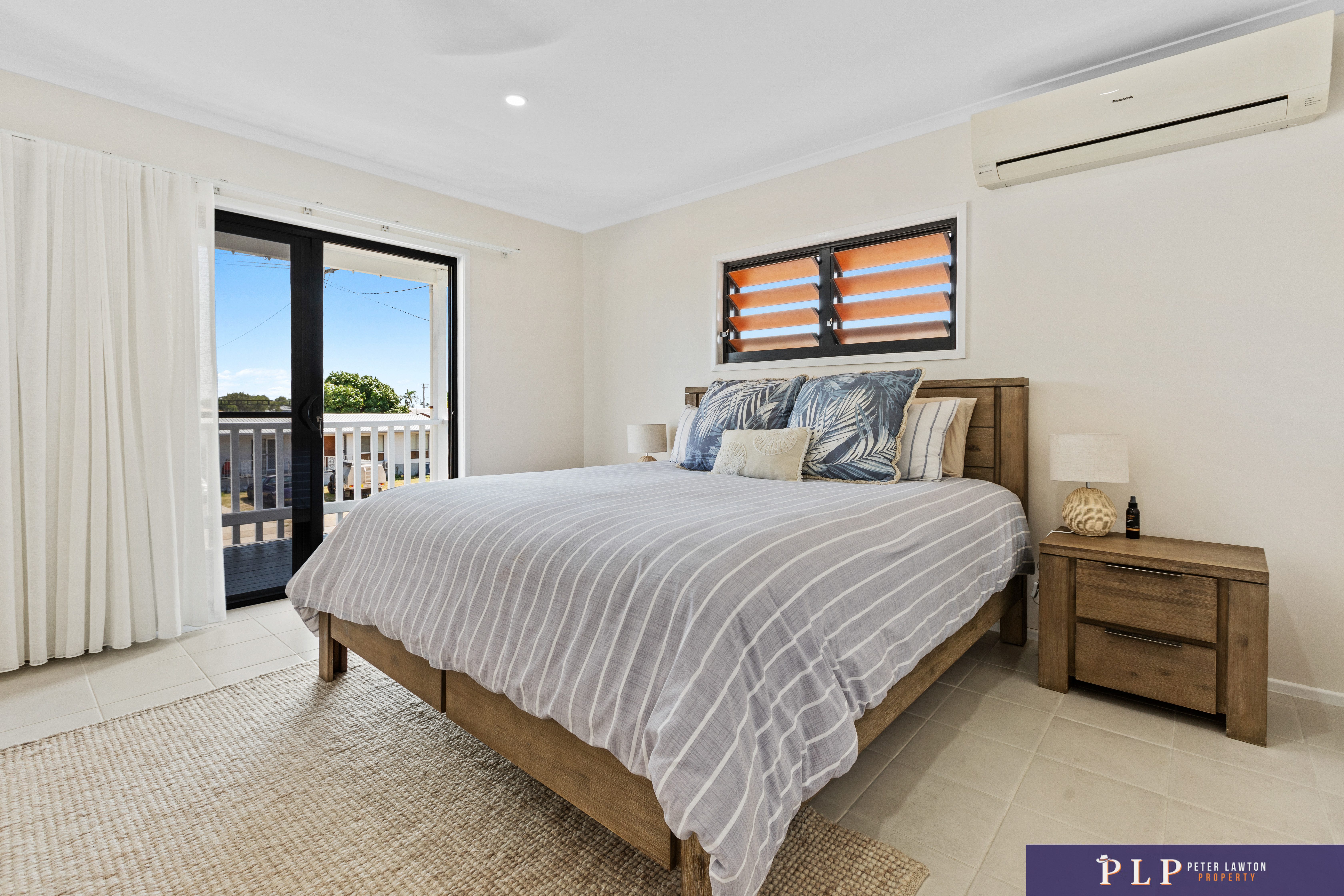 Beautifully Renovated 4 Bedroom Family Retreat in a Quiet, Central Location + Huge Shed!